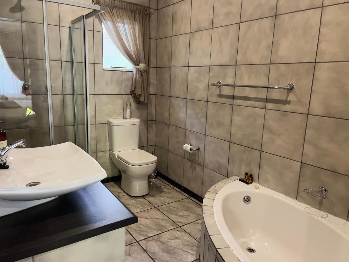 Border Close Guesthouse Upington Bagian luar foto