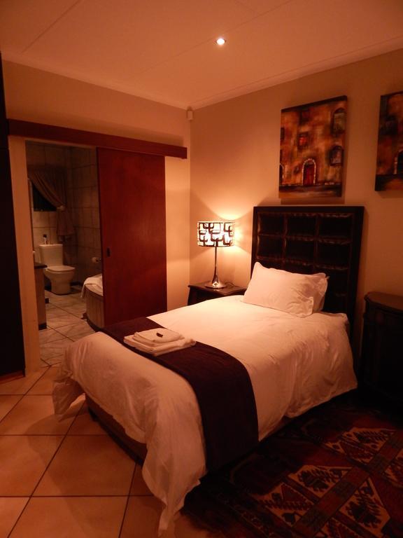 Border Close Guesthouse Upington Bagian luar foto